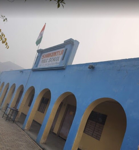 Girdharpur_a building with a clock on the front of it